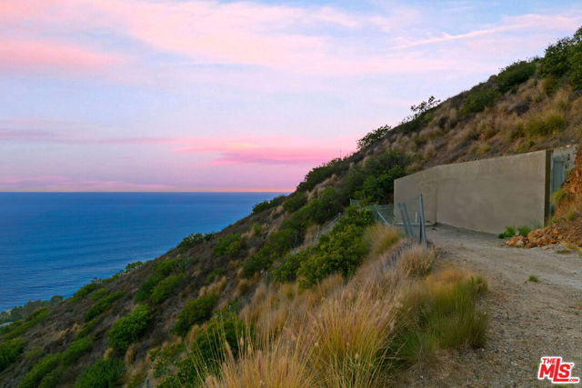 4140 Encinal Canyon Road, Malibu CA: https://media.crmls.org/mediaz/771555cf-de26-4dd9-bb5c-f41464b745de.jpg