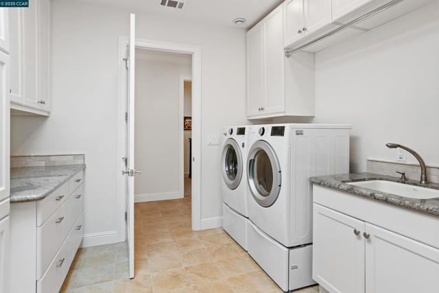 2142 Deer Oak Way, Danville CA: https://media.crmls.org/mediaz/7715f89f-2b6d-4a2a-818b-d70105f0db24.jpg