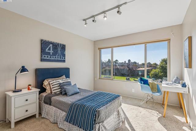 1030 Melrose Ave, Alameda CA: https://media.crmls.org/mediaz/771685b0-821a-4493-b2cf-55226b393308.jpg