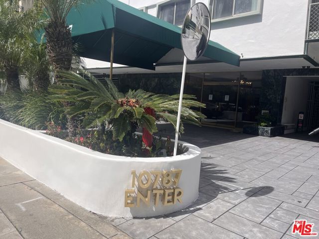 10787 Wilshire Boulevard, Los Angeles CA: https://media.crmls.org/mediaz/77176c9e-2e03-4cd4-81f4-0bca74b996f4.jpg