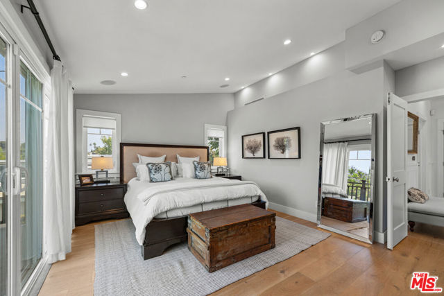 4943 Stern Avenue, Sherman Oaks CA: https://media.crmls.org/mediaz/771826cd-0c44-4a58-8aac-cd016bac6983.jpg