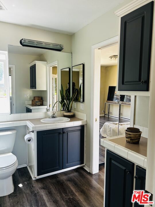 121 Navajo Lane, Topanga CA: https://media.crmls.org/mediaz/7718bafc-1402-434d-b4ed-43c63c8abc26.jpg