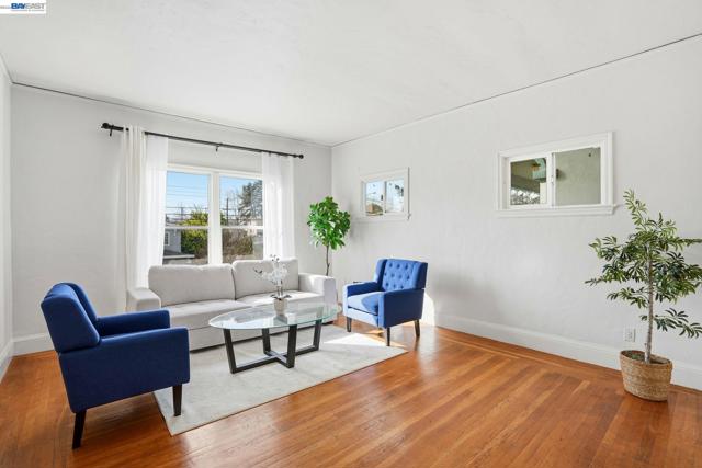 1424 Hampel St, Oakland CA: https://media.crmls.org/mediaz/7719980d-2ee1-48b2-a3e5-a69f19f05c71.jpg