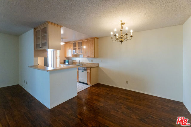 5330 Zelzah Avenue, Encino CA: https://media.crmls.org/mediaz/7719ca09-fc3f-4169-ad33-774b92b6f2e4.jpg