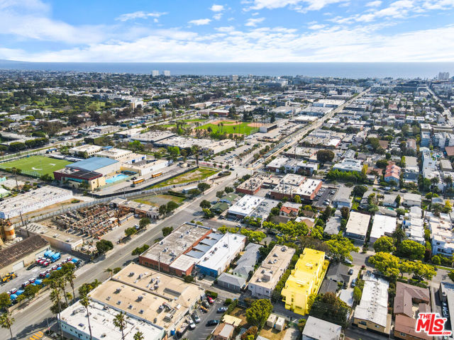 1533 18th Street, Santa Monica CA: https://media.crmls.org/mediaz/7719fce0-9d97-4c5b-be89-289f6c198fa0.jpg