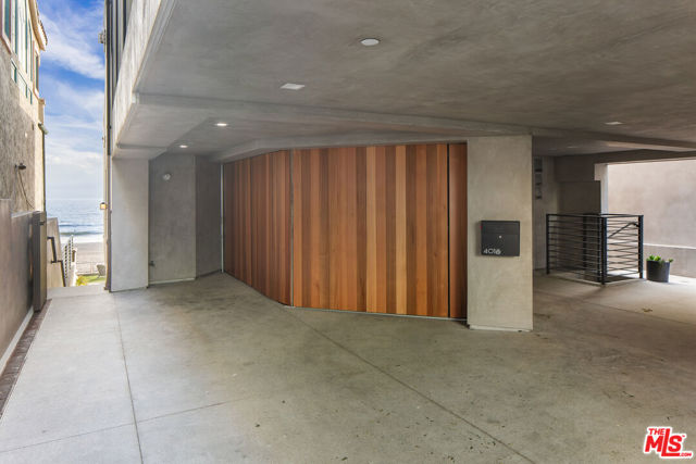4016 The Strand, Manhattan Beach CA: https://media.crmls.org/mediaz/771a74e7-2030-44e2-9b20-9b6476deb439.jpg