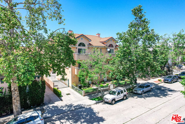 821 S Gramercy Place, Los Angeles CA: https://media.crmls.org/mediaz/771bbfa9-6e04-4825-91ef-b7af0c52e7a7.jpg