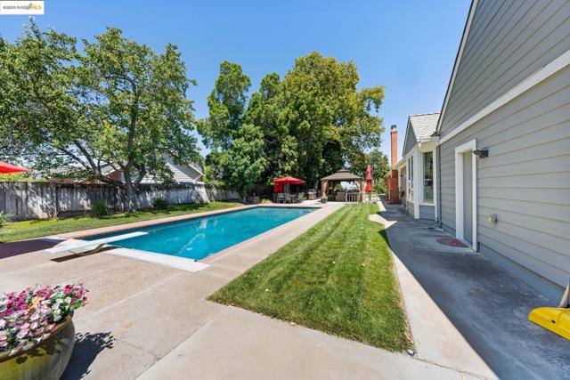 51 Cunha Ct, Oakley CA: https://media.crmls.org/mediaz/771d1e13-85df-4e4d-acab-67c5b13b5b1e.jpg