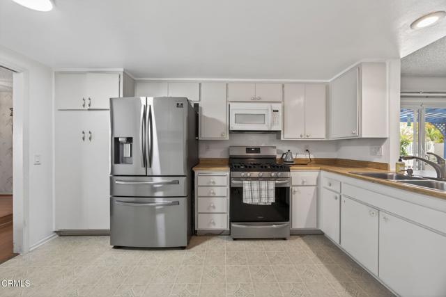 Detail Gallery Image 12 of 38 For 2110 Rhonda St, Oxnard,  CA 93036 - 3 Beds | 2/1 Baths