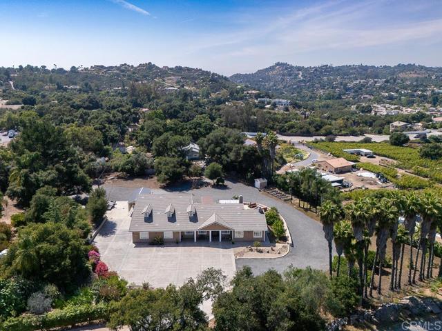 10166 Rancho Roble Rd., Escondido CA: https://media.crmls.org/mediaz/771d6ae6-e838-4eea-9250-b9c69eb271f7.jpg
