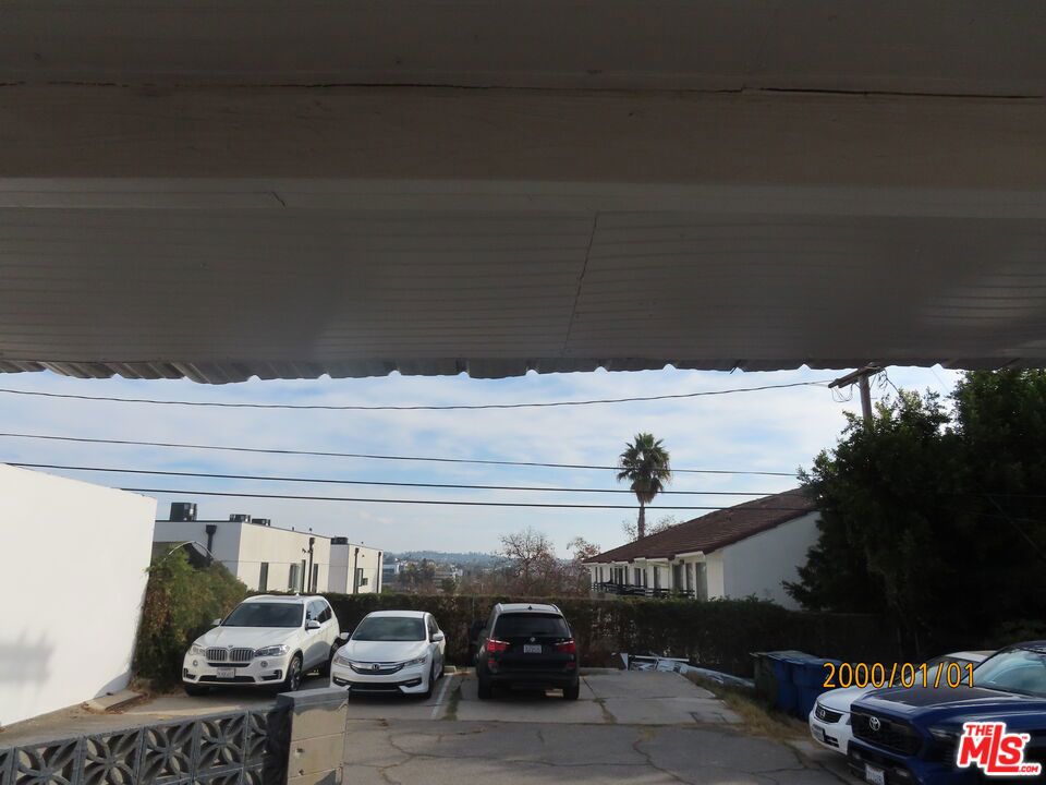 https://media.crmls.org/mediaz/771d7a28-5691-4c5b-8c3a-167608a7d1ca.jpg?preset=X-Large