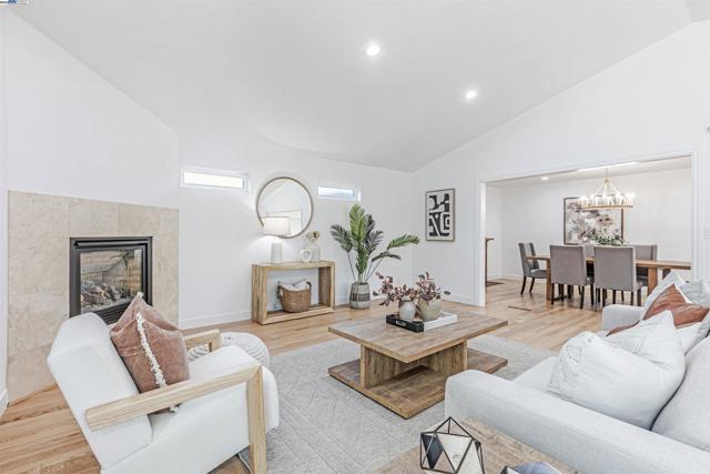 37972 Ballard Dr, Fremont CA: https://media.crmls.org/mediaz/771e000d-73d6-4c6b-804e-b06e9d267137.jpg