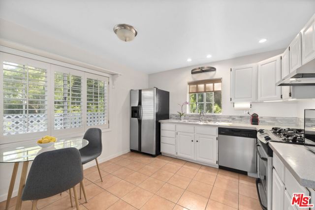 27355 Pacific Coast Highway, Malibu CA: https://media.crmls.org/mediaz/771e2535-ccfd-4b64-ad18-44c1cbc891fb.jpg