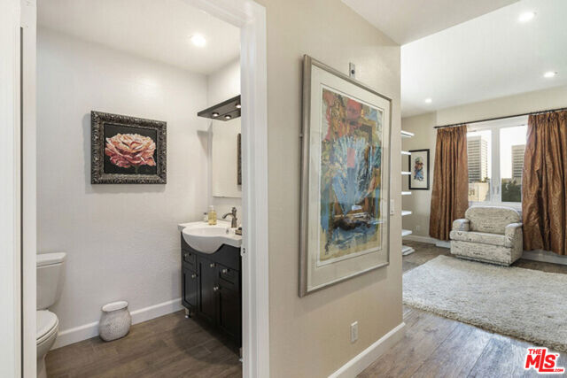 1650 Veteran Avenue, Los Angeles CA: https://media.crmls.org/mediaz/771edaee-0846-4ccc-bed3-0e95191288e4.jpg