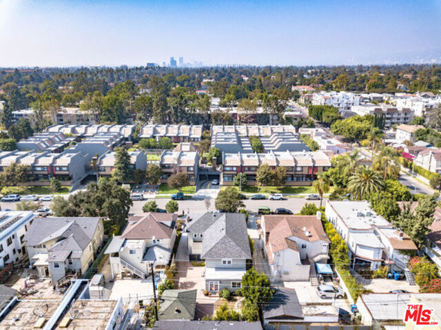 416 S Van Ness Avenue, Los Angeles CA: https://media.crmls.org/mediaz/7720c21f-055a-47d9-8190-479dc836fa75.jpg