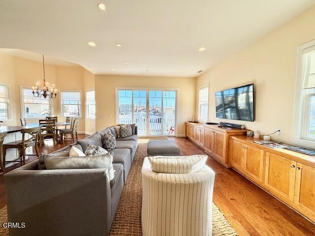 117 Glendale Avenue, Oxnard CA: https://media.crmls.org/mediaz/77215613-66a2-45ac-9e73-e02c4a04c0e9.jpg