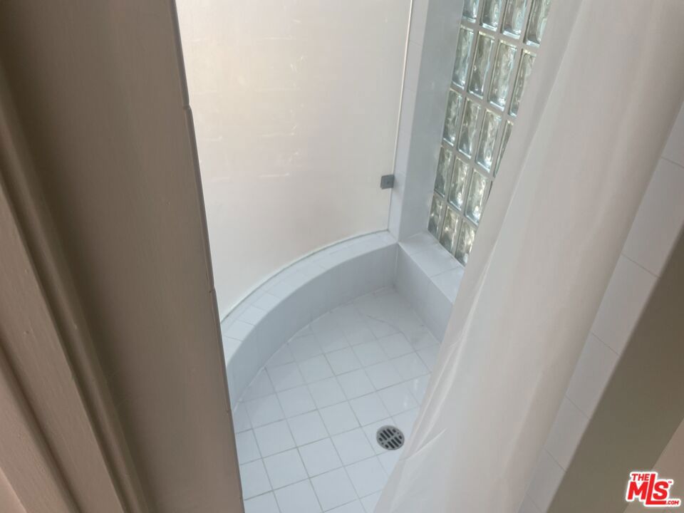 https://media.crmls.org/mediaz/77216075-622c-4230-9386-6713040f1bd0.jpg?preset=X-Large