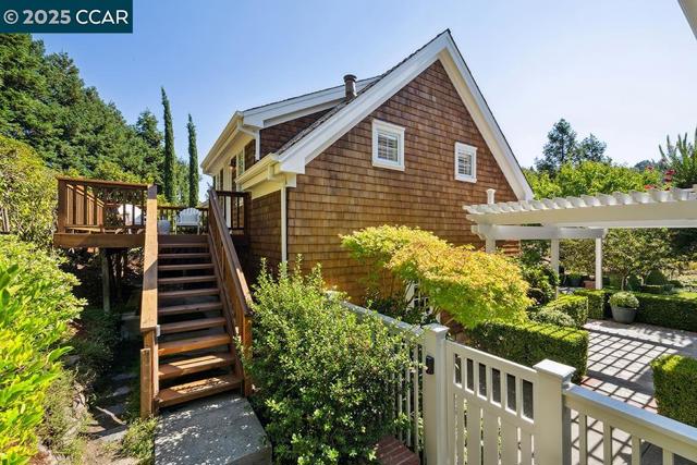 231 Sundown Ter, Orinda CA: https://media.crmls.org/mediaz/7722398a-197b-4b93-ad61-4b7659e3aacf.jpg