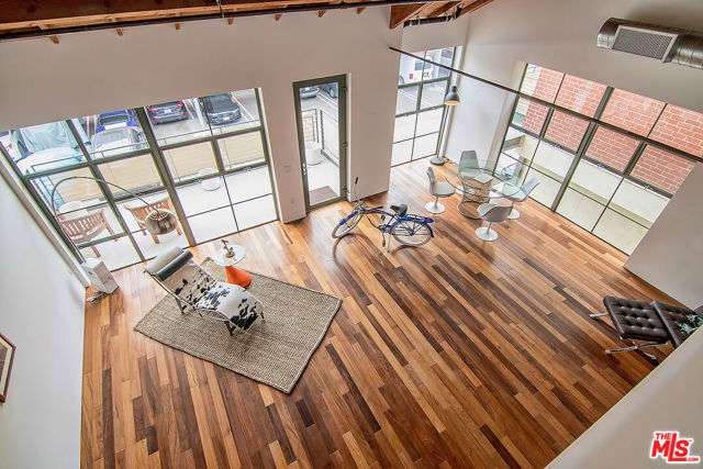 1046 Princeton Drive, Venice CA: https://media.crmls.org/mediaz/7725471b-895a-47ef-be68-a48c79404e17.jpg