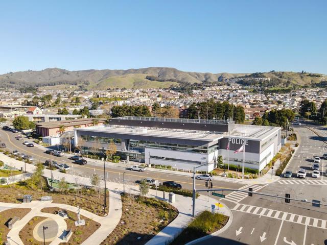 647 Stonegate Drive, South San Francisco CA: https://media.crmls.org/mediaz/77257894-4425-4666-a3c7-656f75e03deb.jpg