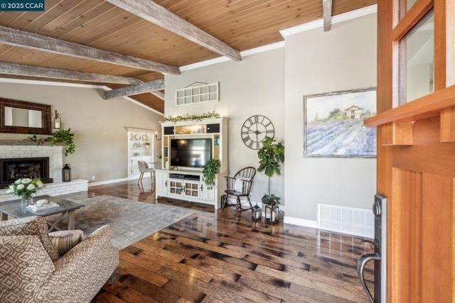 700 Golf Club Way, Pleasant Hill CA: https://media.crmls.org/mediaz/7725a2da-b930-4d44-b299-6a357af93fff.jpg