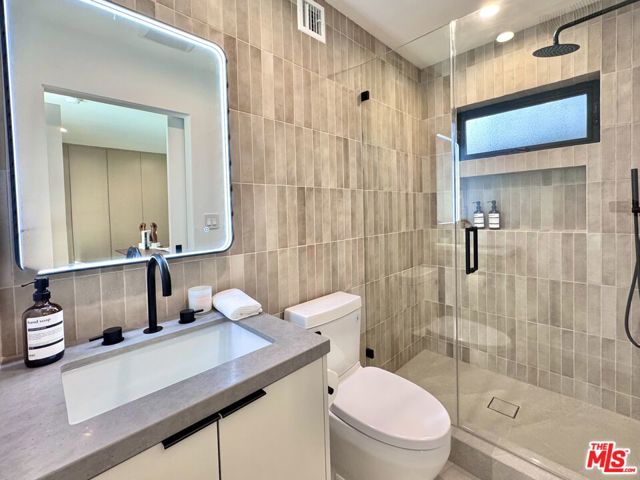 4040 Cartwright Avenue, Studio City CA: https://media.crmls.org/mediaz/7726365c-62f9-40c6-b7cf-29e2aee6ea62.jpg