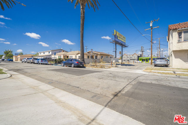 1026 W Century Boulevard, Los Angeles CA: https://media.crmls.org/mediaz/772657a2-f710-4a64-abc4-833c38224960.jpg