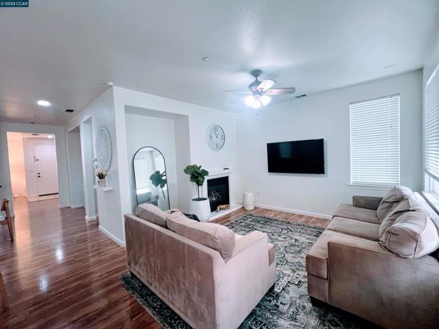 430 Chestnut Street, Brentwood CA: https://media.crmls.org/mediaz/7726d836-aa2f-410e-945e-a0a8be86b921.jpg