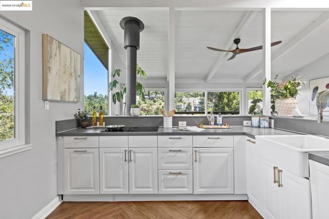 6533 Chelton DR, Oakland CA: https://media.crmls.org/mediaz/772712b6-2b77-454c-9fb3-31e9221498e1.jpg