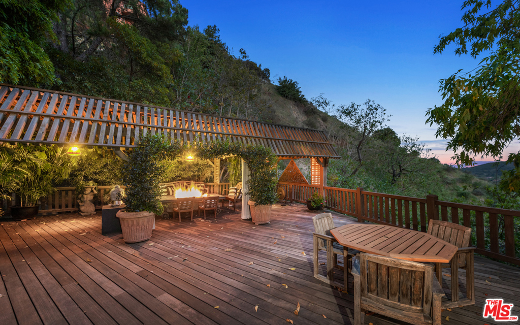 2781 Benedict Canyon Drive