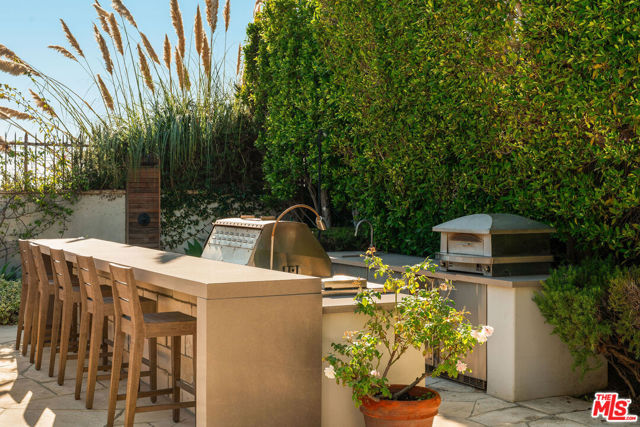 Image 4 of 72 For 705 Palisades Beach Road