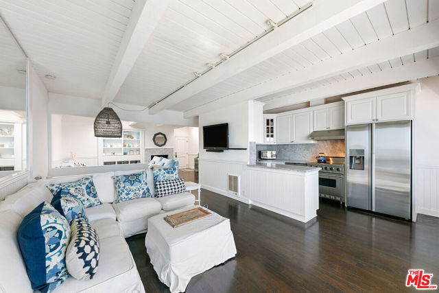 11856 Beach Club Way, Malibu CA: https://media.crmls.org/mediaz/7727da49-9444-4bf3-90e2-6b8edeabf3aa.jpg