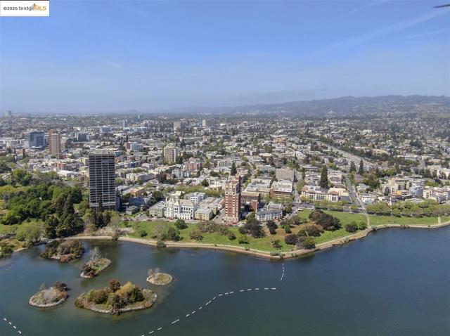 383 Staten Ave, Oakland CA: https://media.crmls.org/mediaz/77285d98-ff62-49cd-9634-20407c3824bb.jpg