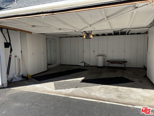 28711 Pacific Coast Highway, Malibu CA: https://media.crmls.org/mediaz/7728abb2-22f8-4aec-8bdc-c01347030a29.jpg