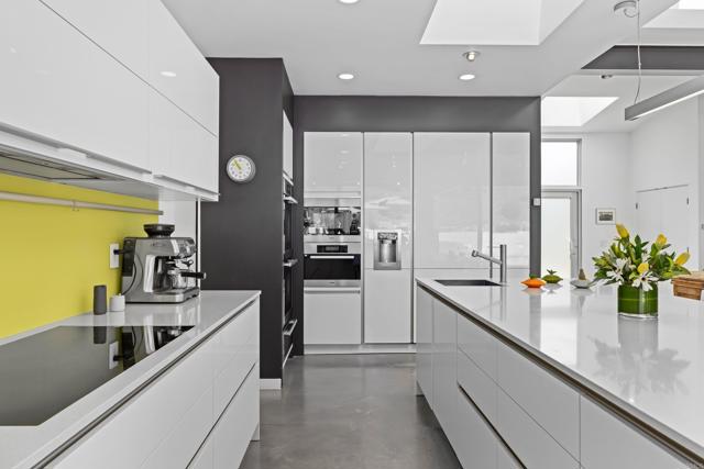 6672 Avenida Andorra, La Jolla CA: https://media.crmls.org/mediaz/7728ae83-580d-433d-9839-750393858bd4.jpg