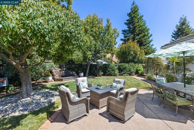 109 Forest Hill, Clayton CA: https://media.crmls.org/mediaz/77290b28-eb1c-41e9-8a13-5de5c584b5c8.jpg