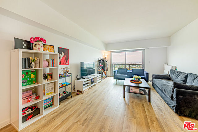 13700 Marina Pointe Drive, Marina del Rey CA: https://media.crmls.org/mediaz/7729329e-4db2-4dd0-9865-b94d06e00557.jpg