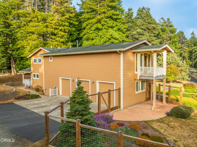 16611 Pearl Ranch Road, Fort Bragg CA: https://media.crmls.org/mediaz/7729c3b5-8d04-4755-9198-efbb9739db80.jpg