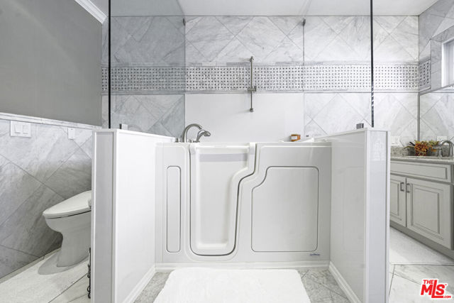 950 S Longwood Avenue, Los Angeles CA: https://media.crmls.org/mediaz/772a32a6-0b8b-4fa0-9b59-cce95e746d2a.jpg