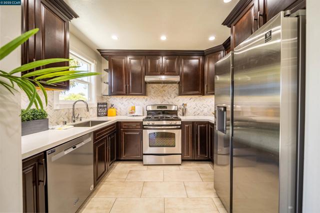 2421 Lincoln Ave, Richmond CA: https://media.crmls.org/mediaz/772ac4b4-939c-45aa-b8b9-611022c41887.jpg