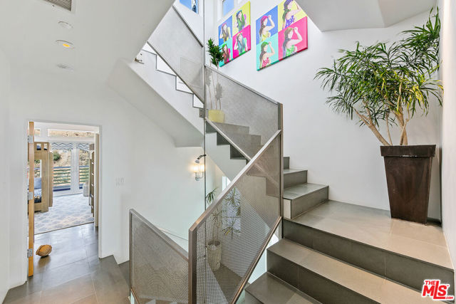 1341 Palisades Beach Road, Santa Monica CA: https://media.crmls.org/mediaz/772b014e-d07b-4154-bb4c-6de8a72db749.jpg