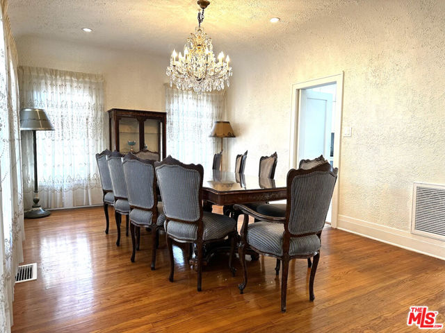 10736 Ashton Avenue, Los Angeles CA: https://media.crmls.org/mediaz/772c6bf5-9398-4bfc-9f21-a3bc64e89e42.jpg