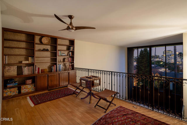 125 W Mountain Street, Glendale CA: https://media.crmls.org/mediaz/772d38db-8e71-4d04-8604-b3b858f09265.jpg