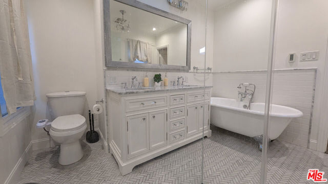 4925 W 20th Street, Los Angeles CA: https://media.crmls.org/mediaz/772de1e9-cb2a-4bda-822a-fc88c262e4d6.jpg