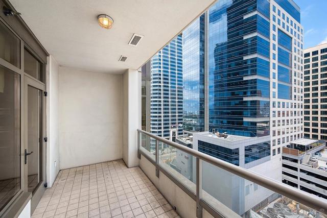 700 W E Street, San Diego CA: https://media.crmls.org/mediaz/772e2848-41cb-4727-b5a1-418dd3e6ec58.jpg