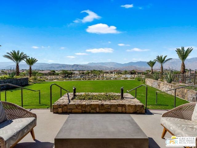 61 Zinfandel, Rancho Mirage CA: https://media.crmls.org/mediaz/772e2c4b-a361-4d77-b9d1-4bc9ee64fcba.jpg