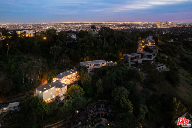 9430 Readcrest Drive, Beverly Hills CA: https://media.crmls.org/mediaz/772ee5b6-949f-4580-bd6c-f58ca4d41c4f.jpg