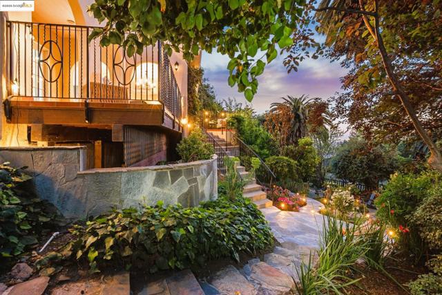 6051 MARGARIDO Dr, Oakland CA: https://media.crmls.org/mediaz/772f594a-4b4b-4c8c-a045-20d8d1748a90.jpg