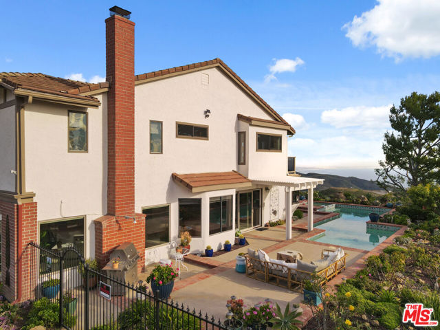 23255 W Paloma Blanca Drive, Malibu CA: https://media.crmls.org/mediaz/772fd756-f173-4758-b60f-06e8a3a896c1.jpg