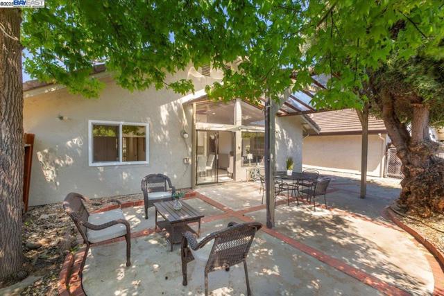 32948 Soquel St, Union City CA: https://media.crmls.org/mediaz/773036ce-77ee-47a7-bc4b-11836cc2a39e.jpg